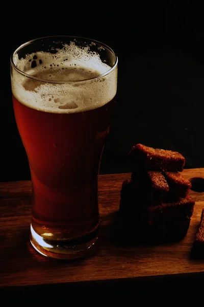 Vaso Cerveza Croutons Sobre Fondo Negro —  Fotos de Stock