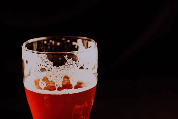 Glas Bier Und Croutons Auf Schwarzem Hintergrund — Stockfoto