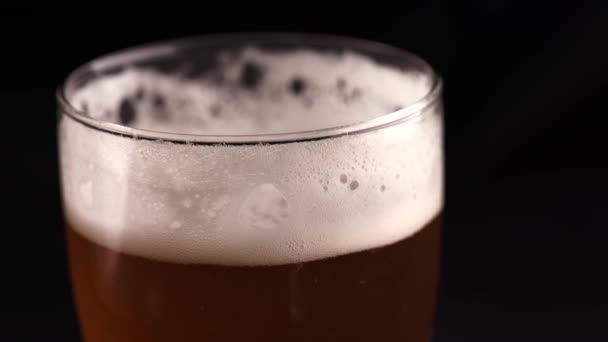 Copo Cerveja Fundo Preto — Vídeo de Stock