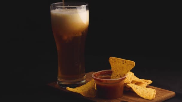 Vidrio Cerveza Patatas Fritas Fondo Negro — Vídeo de stock