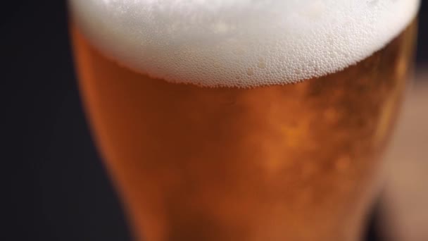 Glas Bier Auf Schwarzem Hintergrund — Stockvideo