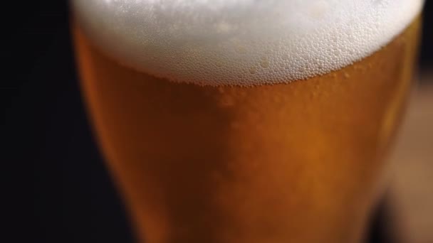 Glas Bier Auf Schwarzem Hintergrund — Stockvideo