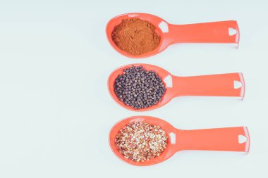 Farklı baharatlar, yakın çekim.