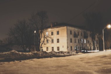 Kışın taşra kasabasında. Ev ve yol.