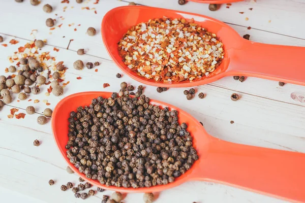 Épices Cuillère Orange Sur Fond Bois Blanc Assaisonner Délicieux Aliments — Photo