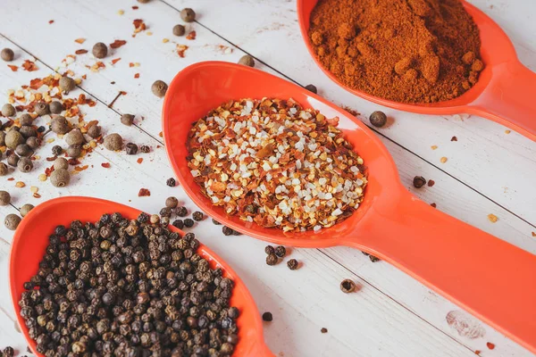 Gewürze Orangefarbenem Löffel Auf Weißem Holzgrund Würzen Leckeres Essen Paprika — Stockfoto