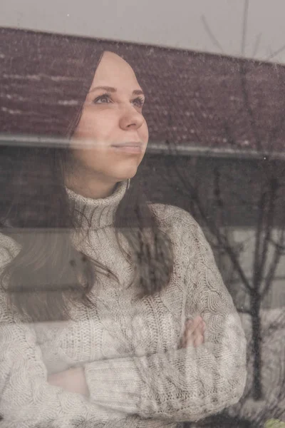 Egy Fiatal Lány Néz Ablakon — Stock Fotó