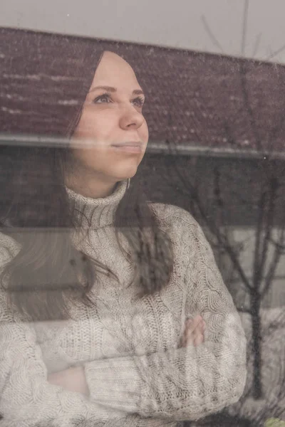 Ein Junges Mädchen Blickt Aus Dem Fenster — Stockfoto