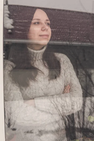 Ein Junges Mädchen Blickt Aus Dem Fenster — Stockfoto