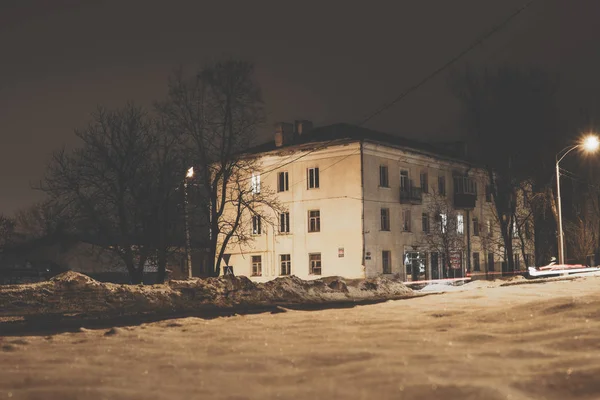 Kışın taşra kasabasında. Ev ve yol.