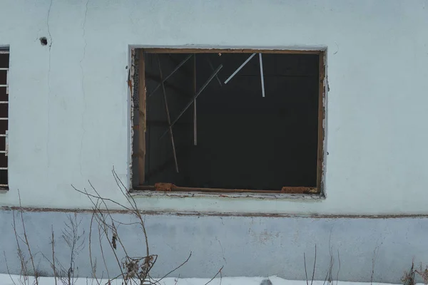 Terk Edilmiş Bir Binanın Kırık Penceresi Kırık Cam — Stok fotoğraf