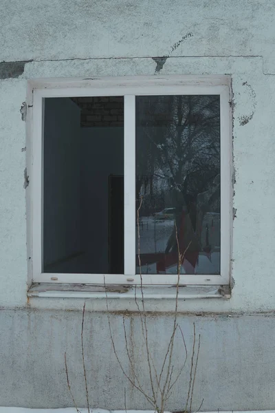 Terk Edilmiş Eski Bir Binanın Eski Penceresi — Stok fotoğraf