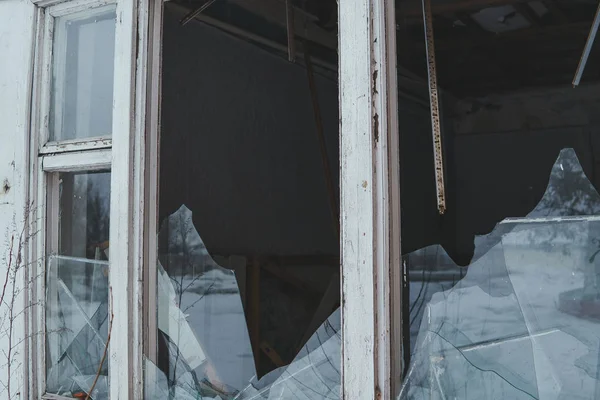 Jendela Tua Pada Bangunan Tua Yang Ditinggalkan — Stok Foto