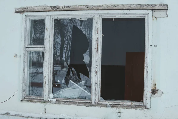 放棄された古い建物の古い窓 — ストック写真