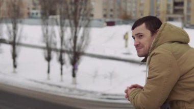 Kış günü köprüde dikilen adam.