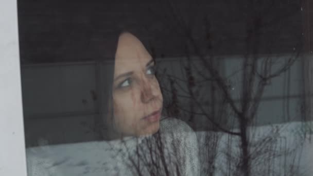 Ung Flicka Tittar Genom Fönstret — Stockvideo