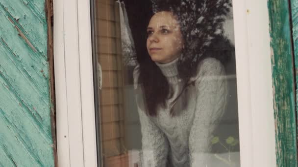 Una Niña Mirando Por Ventana — Vídeos de Stock