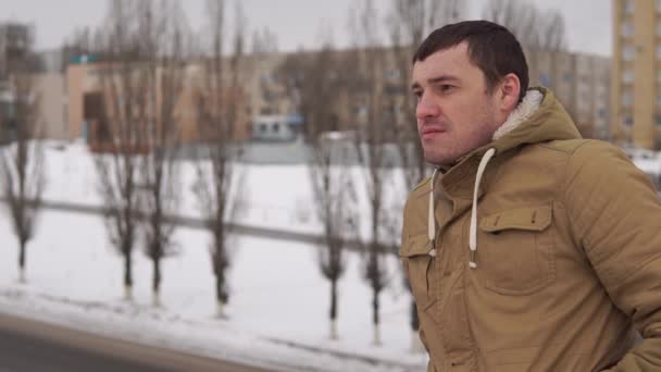 Άντρας Στέκεται Στη Γέφυρα Χειμωνιάτικη Μέρα — Αρχείο Βίντεο