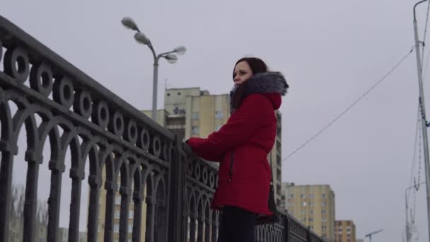 Νεαρή Γυναίκα Την Ημέρα Του Χειμώνα — Αρχείο Βίντεο