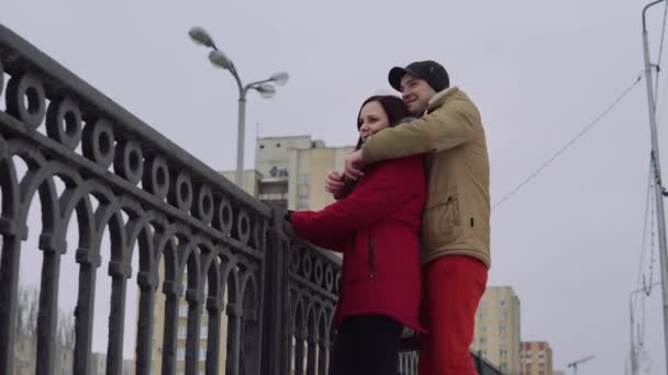 Люди Закохані Зустрілися Мосту Хлопець Обіймає Дівчину — стокове відео