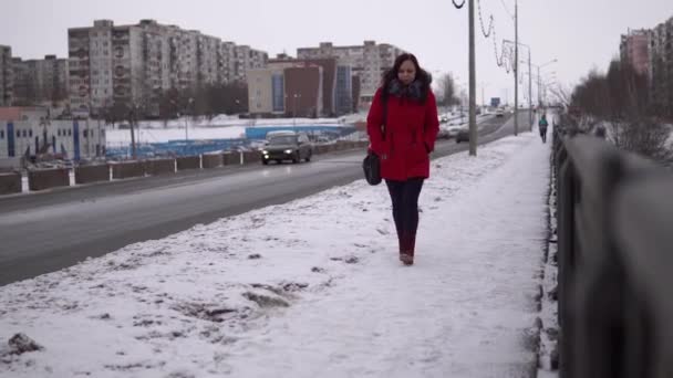 Женщина Городе Зимний День — стоковое видео