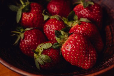 Kırmızı olgun çilekler, yaklaşın.