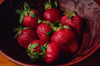 Kırmızı olgun çilekler, yaklaşın.