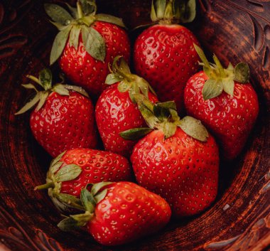 Kırmızı olgun çilekler, yaklaşın.