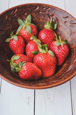 Kırmızı olgun çilekler, yaklaşın.