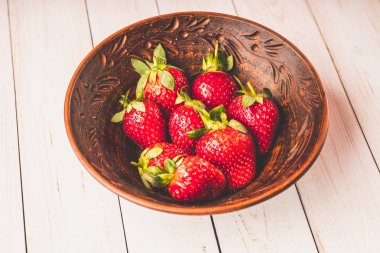 Kırmızı olgun çilekler, yaklaşın.