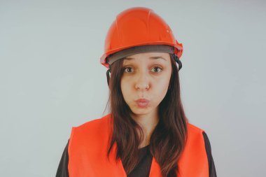 Kız inşaat işçisi, yol işçi veya polislerle dok işçisi benim, bir kadın bir kask ve turuncu yelek