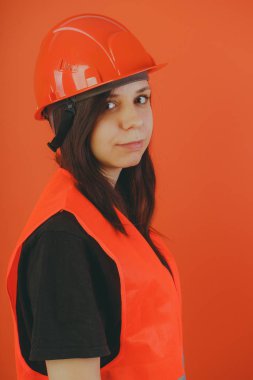 Kız inşaat işçisi, yol işçi veya polislerle dok işçisi benim, bir kadın bir kask ve turuncu yelek