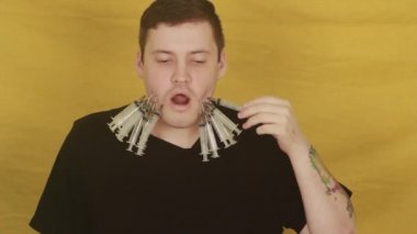  Yanağında şırıngalar olan bir adam.