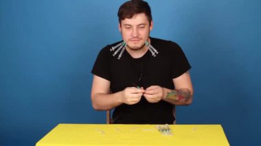  Yanağında şırıngalar olan bir adam.