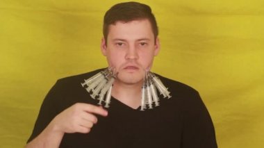  Yanağında şırıngalar olan bir adam.