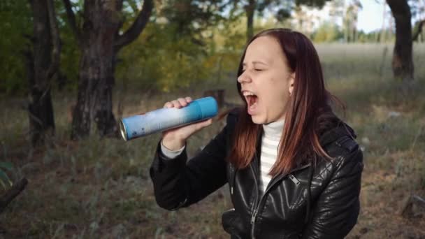 Una Guapa Joven Orando Boca Los Bosques — Vídeo de stock