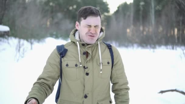 Άνδρας Στέκεται Ψεκάζοντας Πρόσωπο Στο Δάσος Χειμερινή Ημέρα — Αρχείο Βίντεο