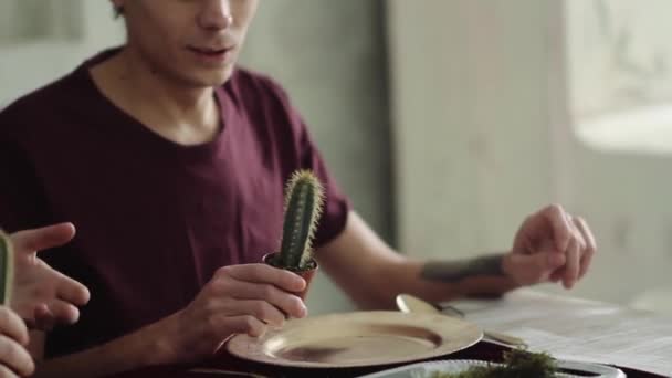 Twee Kerels Eten Cactussen Een Man Eet Een Cactus — Stockvideo
