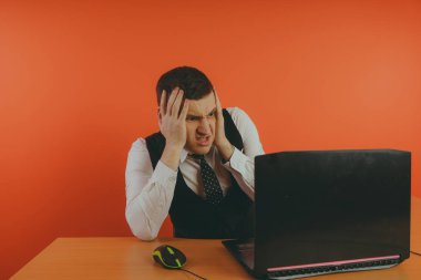 Office, adam çalışır, kavram: bir ofis çalışanı. İşadamı bilgisayar, bir dizüstü bilgisayar üzerinde çalışalım