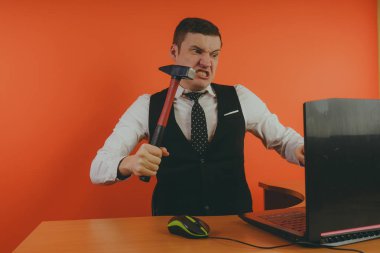 Office, adam çalışır, kavram: bir ofis çalışanı. İşadamı bilgisayar, bir dizüstü bilgisayar üzerinde çalışalım