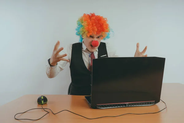 Employé Bureau Perruque Clown Concept Clown Travail Homme Affaires Ordinateur — Photo