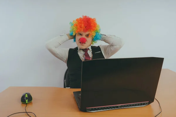 Kantoorbediende Clown Pruik Clown Concept Het Werk Zakenman Aan Computer — Stockfoto