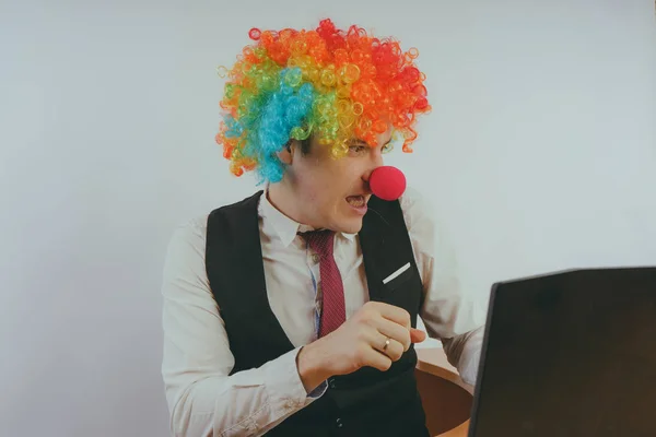 Trabajador Oficina Con Peluca Payaso Concepto Payaso Trabajo Empresario Computadora — Foto de Stock