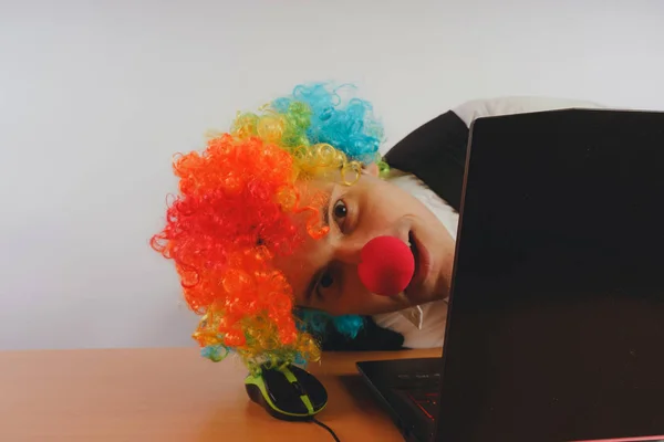 Employé Bureau Perruque Clown Concept Clown Travail Homme Affaires Ordinateur — Photo