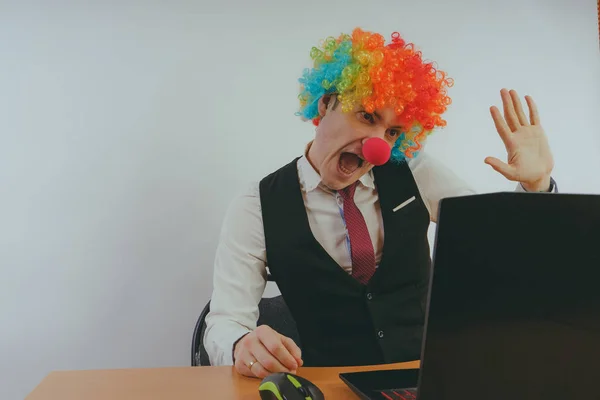 Kantoorbediende Clown Pruik Clown Concept Het Werk Zakenman Aan Computer — Stockfoto