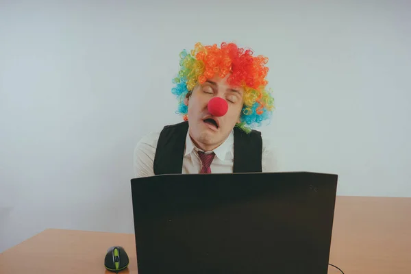 Kantoorbediende Clown Pruik Clown Concept Het Werk Zakenman Aan Computer — Stockfoto