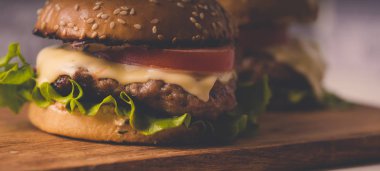 Hamburger ya da sandviç kahvaltı ya da öğle yemeği için popüler bir fast food..