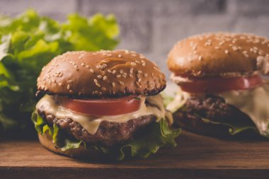 Hamburger ya da sandviç kahvaltı ya da öğle yemeği için popüler bir fast food..
