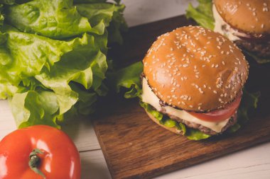 Hamburger ya da sandviç kahvaltı ya da öğle yemeği için popüler bir fast food..