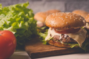 Hamburger ya da sandviç kahvaltı ya da öğle yemeği için popüler bir fast food..